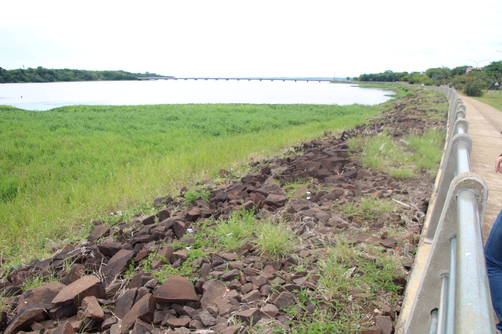 <p>La Municipalidad avanza con trabajos de saneamiento y mantenimiento de desagües en la Costanera Oeste</p>